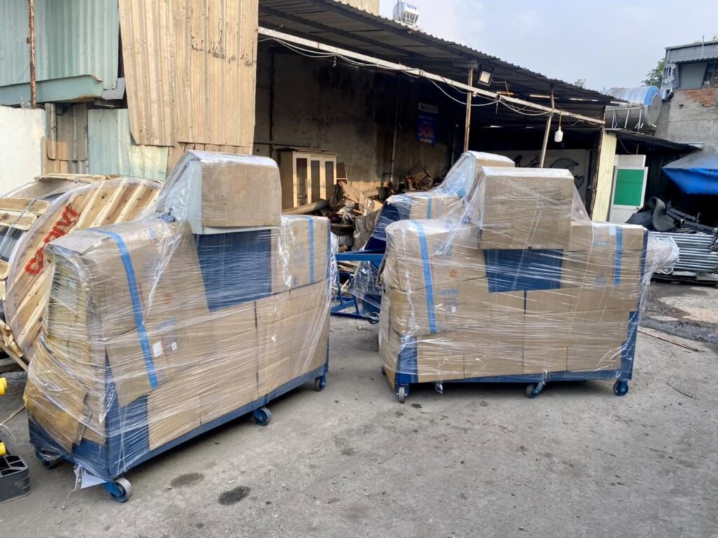 Hàng máy móc, thiết bị công nghiệp được vận chuyển bằng xe tải 15 tấn từ Vũng Tàu đi Quảng Bình, sắp xếp và chằng buộc chắc chắn trước khi giao.Hàng máy móc, thiết bị công nghiệp được vận chuyển bằng xe tải 15 tấn từ Vũng Tàu đi Quảng Bình, sắp xếp và chằng buộc chắc chắn trước khi giao. hang-may-moc-thiet-bi-duoc-van-chuyen-bang-xe-tai-15-tan-di-quang-binh