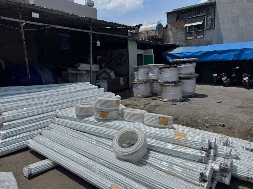 Hàng ống điện được xếp ngay ngắn lên xe tải 15 tấn, phân bổ tải trọng hợp lý và chằng buộc chắc chắn trước khi vận chuyển từ Vũng Tàu đi Quảng Trị. hang-ong-dien-duoc-xep-len-xe-tai-15-tan-van-chuyen-di-quang-tri