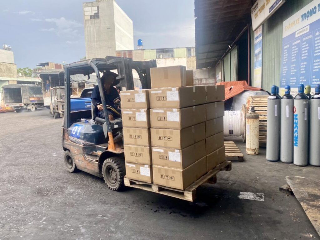 Thiết bị điện tử đóng kiện được xếp gọn trên xe tải 15 tấn, vận chuyển từ Vũng Tàu đi Kon Tum và giao đến kho khách hàng đúng lịch. hang-thiet-bi-dien-tu-dong-kien-duoc-van-chuyen-bang-xe-tai-di-kon-tum