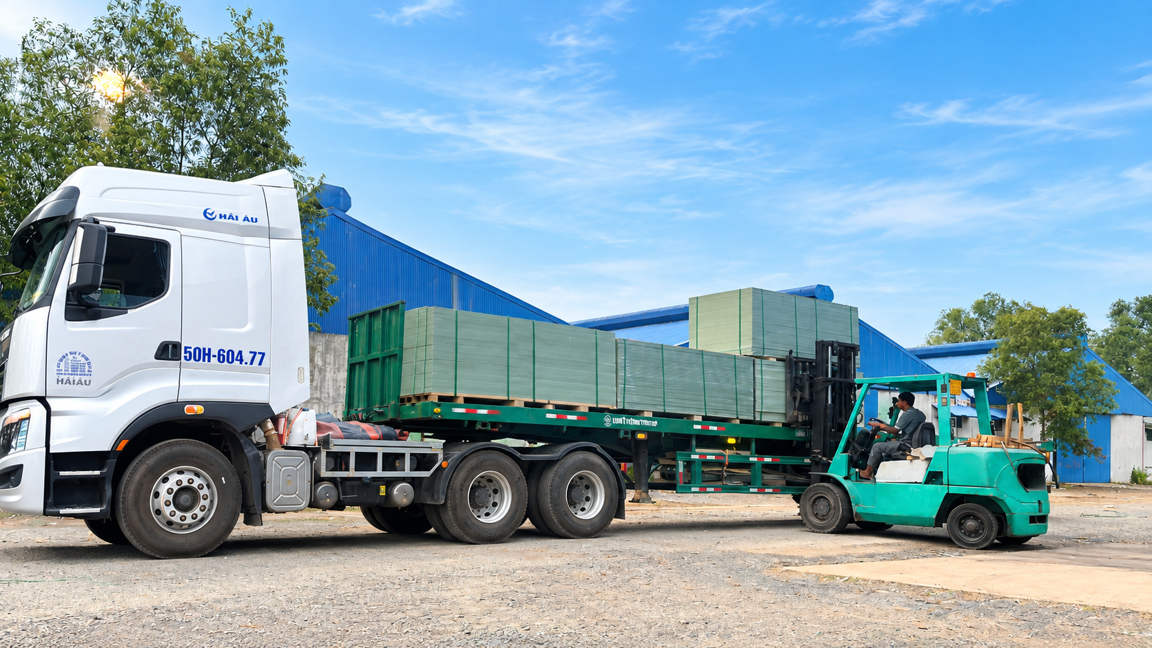 Nhận vận chuyển máy móc sản xuất, thiết bị, linh kiện và vật tư công trình từ kho, nhà máy Bắc Ninh vào Hà Tĩnh. xe-dau-keo-cho-thiet-bi-vat-tu-cong-trinh-tu-bac-ninh-di-ha-tinh