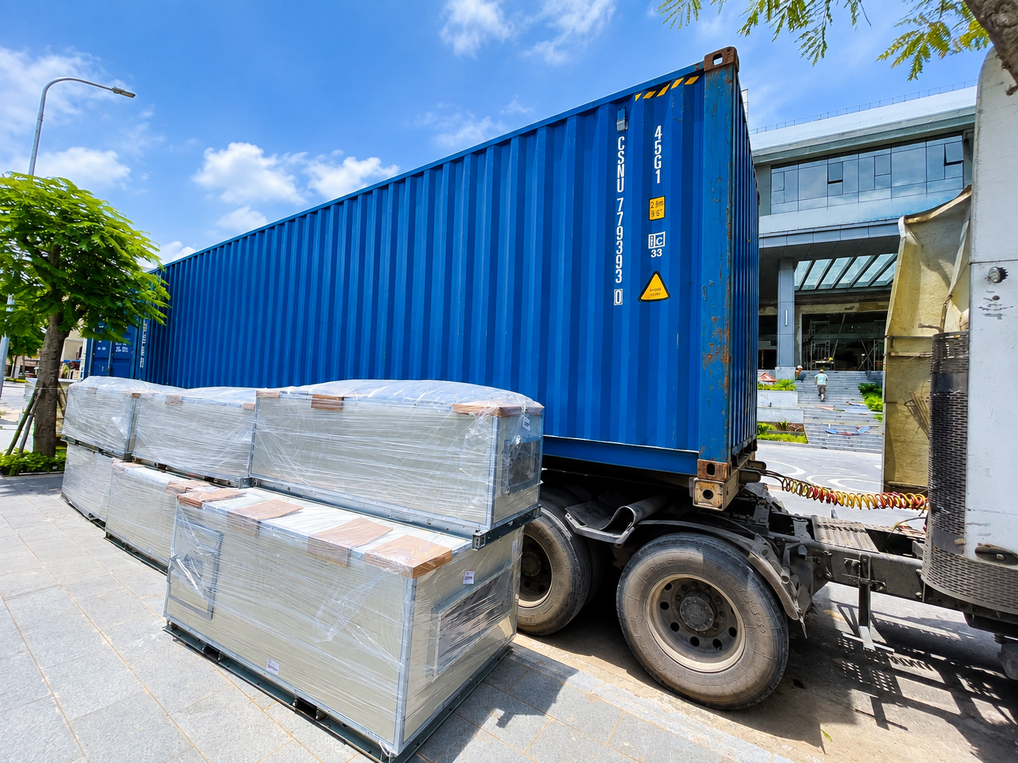 Hàng pallet và các kiện dài được phân loại, đo kích thước và sắp xếp hợp lý trước khi đưa lên xe vận chuyển. hang-pallet-va-kien-dai-duoc-sap-xep-phu-hop-truoc-khi-van-chuyen