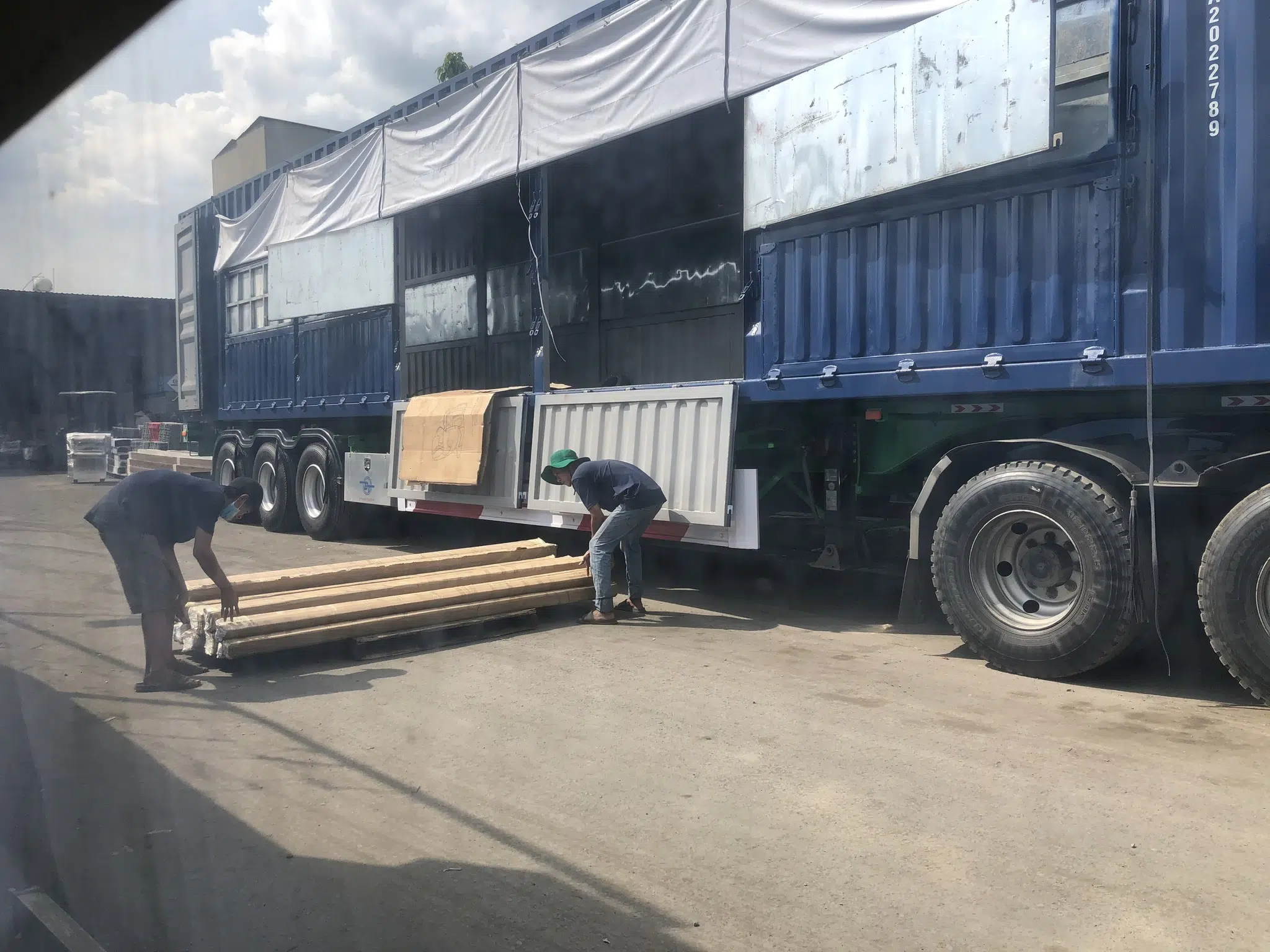 Hàng hóa được sắp xếp cân đối, kê đỡ và chằng buộc chắc chắn nhằm hạn chế xê dịch trong quá trình vận chuyển. hang-hoa-duoc-xep-can-doi-va-chang-buoc-chac-chan-truoc-khi-van-chuyen