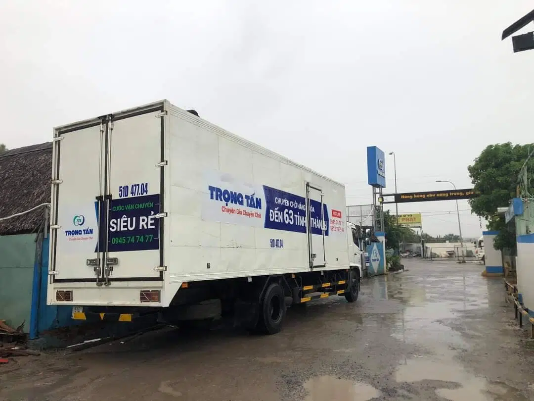 Hàng được kiểm tra đúng kích thước và cân nặng trước khi nhận để sắp xếp xe, vị trí xếp hàng và tải trọng phù hợp. kiem-tra-kich-thuoc-can-nang-hang-de-sap-xep-xe-phu-hop