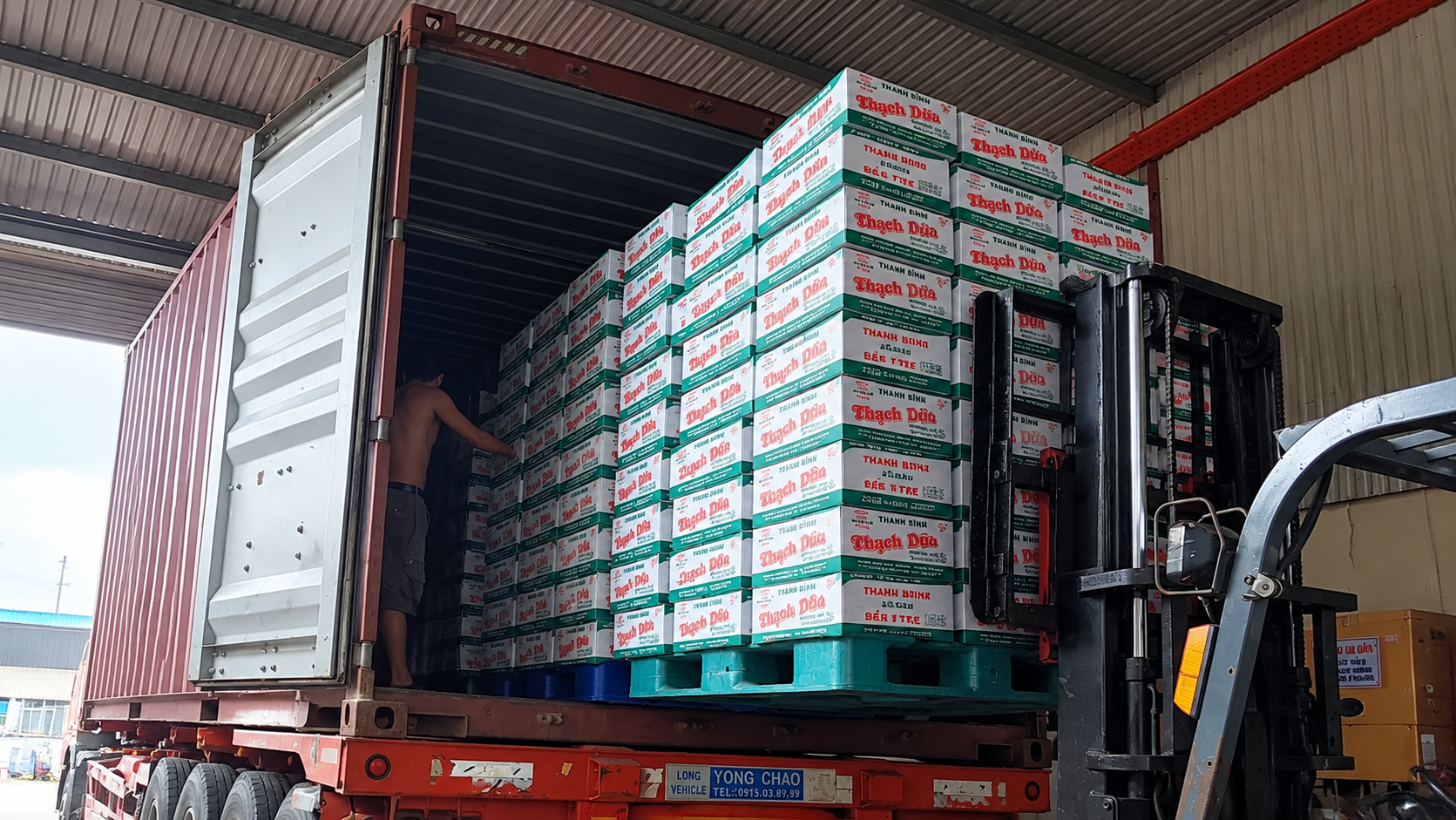 Xe đầu kéo nhận hàng tại nhà máy, kho hoặc bãi container ở Bắc Ninh theo lịch hẹn, kiểm tra hàng và chuẩn bị xe trước khi khởi hành. xe-dau-keo-nhan-hang-tai-nha-may-kho-va-bai-container-bac-ninh