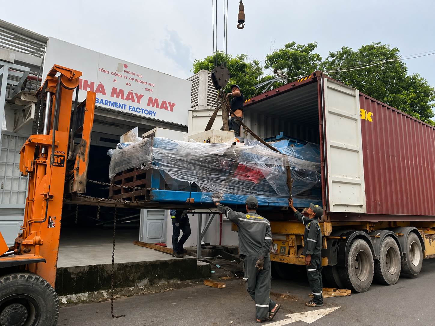 Xe đầu kéo chuyên vận chuyển máy móc lớn, thiết bị công nghiệp và hàng nặng trên các tuyến đường dài. Xe-dau-keo-van-chuyen-may-moc-lon-va-hang-cong-nghiep- duong-dai