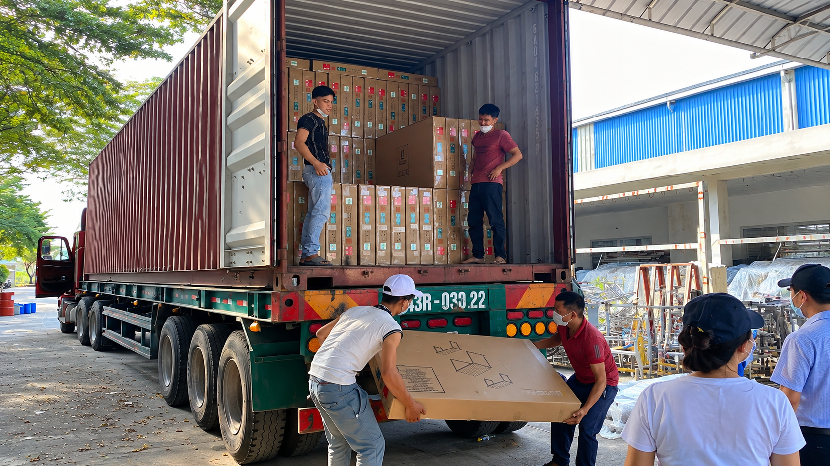 Chủ động bố trí nhân công và chỗ nhận hàng giúp việc lên xuống hàng diễn ra nhanh chóng, thuận tiện khi xe đến An Giang. sap-xep-nhan-cong-ho-tro-len-xuong-hang-khi-giao