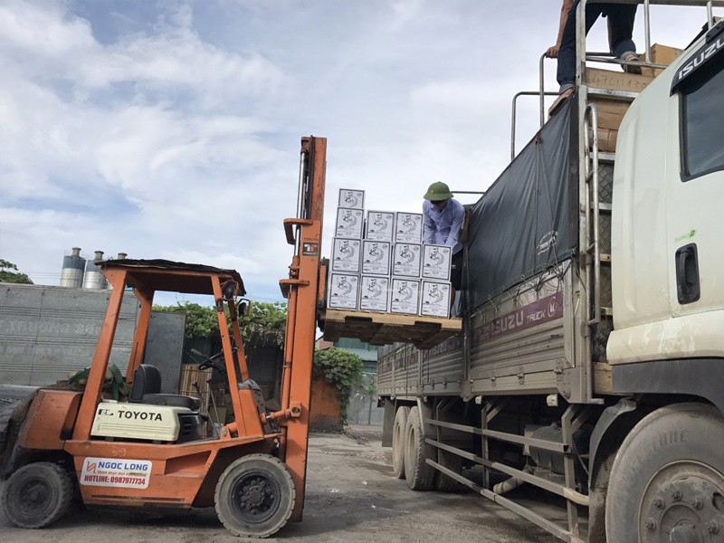 Xe tải 15 tấn đến kho Vũng Tàu nhận hàng, phối hợp bốc xếp và sắp đặt hàng hóa lên xe trước khi vận chuyển đường dài đi Lâm Đồng. nhan-hang-boc-xep-len-xe-tai-15-tan-tai-kho-vung-tau