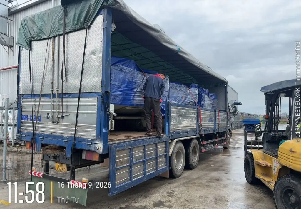 Máy móc được sắp xếp hợp lý, chằng buộc chắc chắn trên xe tải 15 tấn trước khi vận chuyển từ Vũng Tàu đi Phú Yên đường dài. sap-xep-chang-buoc-may-moc-chac-chan-tren-xe-tai-15-tan-di-phu-yen