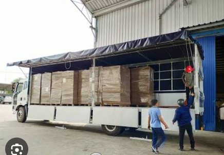 Tài xế có kinh nghiệm thao tác mở bửng hông xe tải, hỗ trợ bốc dỡ hàng hóa thuận tiện, đảm bảo an toàn và đúng quy trình vận chuyển. Tai-xe-co-kinh-nghiem-thao-tac-mo-bung-hong-xe-tai-an-toan