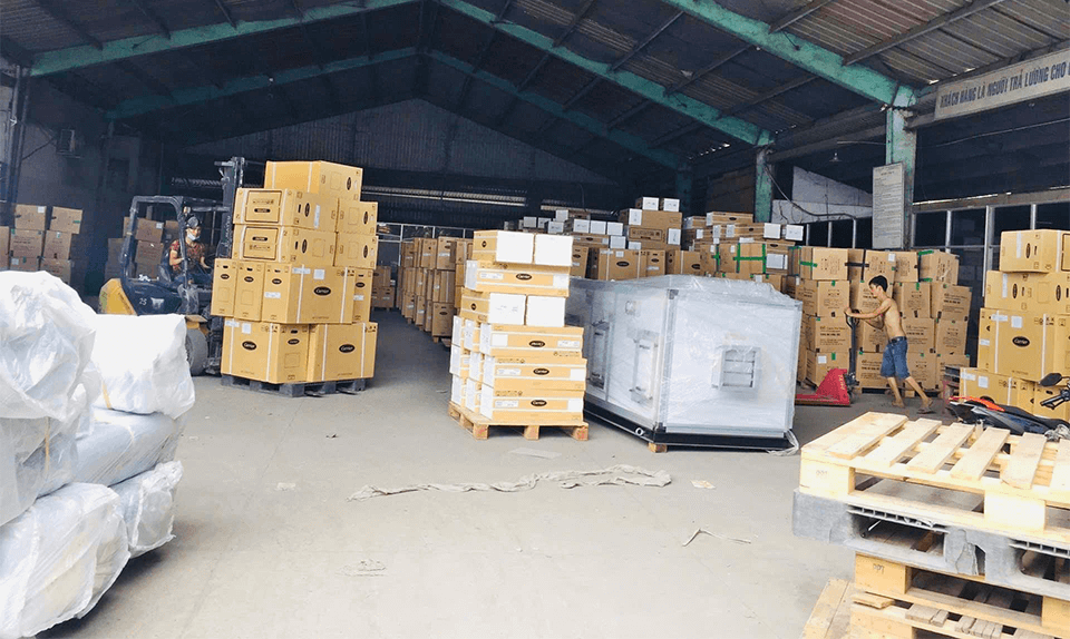 Pallet, máy móc và các kiện hàng được nâng lên xe bằng thiết bị phù hợp, sắp xếp gọn để dễ vận chuyển và kiểm đếm. xe-nang-dua-pallet-va-may-moc-len-container-sap-xep-hang-hoa-gon-gang
