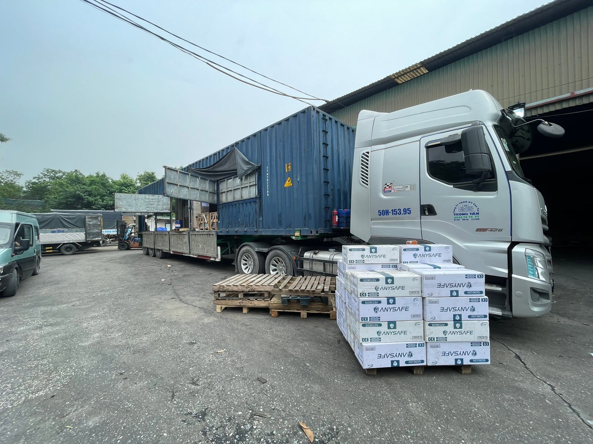 Hàng máy móc, thiết bị và vật tư được kiểm tra, bốc xếp và cố định chắc chắn trước khi xe đầu kéo xuất phát. xe-dau-keo-30-tan-cho-may-moc-va-vat-tu-tu-bac-ninh-di-quang-tri