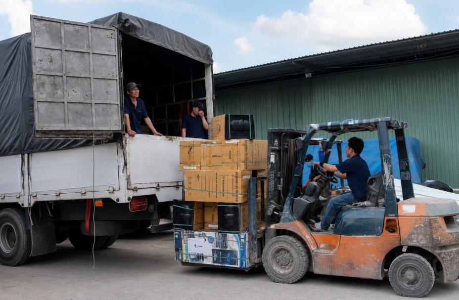 Hàng được giao tận nơi theo địa chỉ yêu cầu, chủ động thời gian để đảm bảo đúng lịch đã thống nhất với khách hàng. dam-bao-giao-hang-tan-noi-dung-thoi-gian
