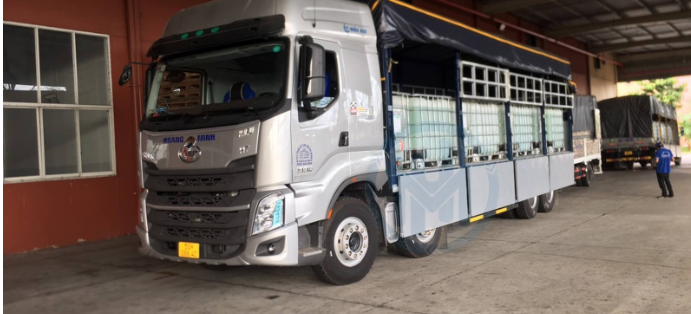 Dịch vụ vận chuyển hóa chất công nghiệp an toàn nhờ xe tải mở bửng hông giúp xe nâng bốc xếp các phi hàng hóa lên xuống thùng nhanh chóng và tiện lợi Van-chuyen-hoa-chat-cong-nghiep-de-dang-hon-nho-xe-tai-mo-bung-hong