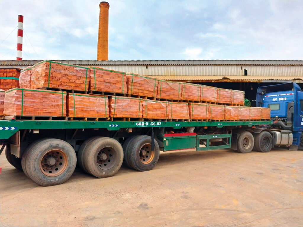 Xe đầu kéo mooc sàn vận chuyển gạch đóng pallet, giao hàng tận kho tại Quảng Ninh, hỗ trợ xuống hàng và sắp xếp đúng vị trí theo yêu cầu khách hàng. xe-dau-keo-mooc-san-giao-gach-dong-pallet-tan-kho-tai-quang-ninh