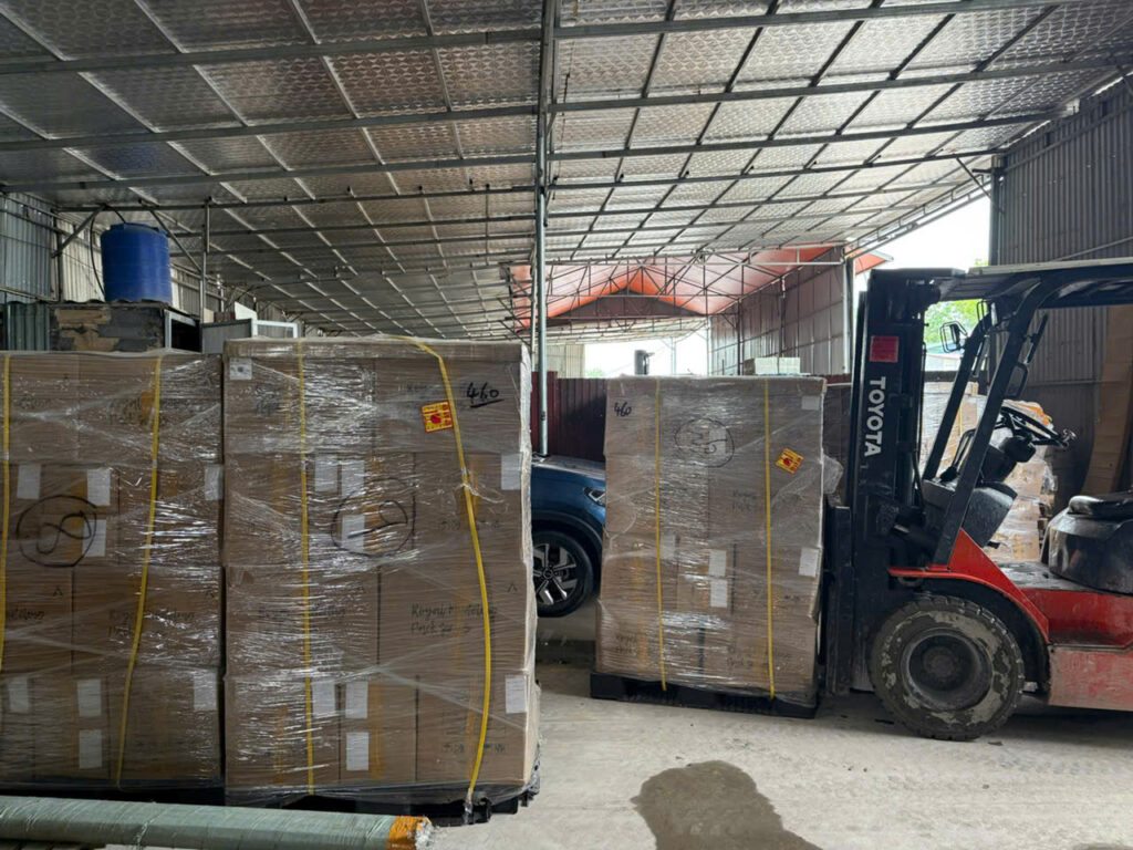 Xe nâng bốc xếp hàng hóa lên xe đầu kéo mooc sàn tại kho Vũng Tàu, sắp xếp gọn gàng và phân bổ hợp lý trước khi vận chuyển đi Kon Tum. xe-nang-boc-xep-hang-hoa-len-xe-dau-keo-mooc-san-di-kon-tum