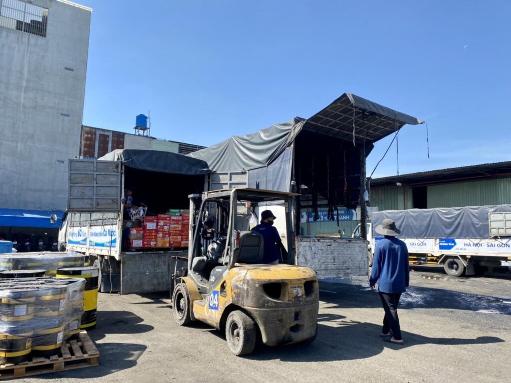 Xe nâng hỗ trợ đưa hàng hóa lên xe tải 15 tấn tại kho Vũng Tàu, chuẩn bị vận chuyển máy móc, thiết bị và hàng công nghiệp đi Huế. xe-nang-hang-hoa-len-xe-tai-15-tan-van-chuyen-di-hue