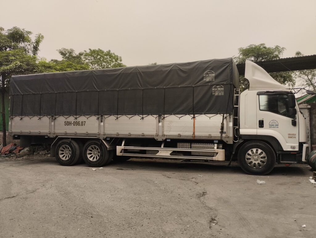 Xe tải 15 tấn đến nhận hàng tại kho Vũng Tàu, kiểm tra và sắp xếp hàng hóa trước khi vận chuyển đường dài đi Quảng Ngãi theo yêu cầu. xe-tai-15-tan-den-nhan-hang-tai-kho-vung-tau-di-quang-ngai