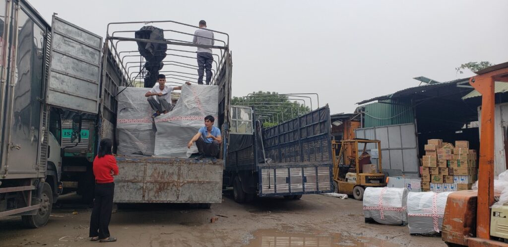 Xe tải 15 tấn vận chuyển hàng hóa từ Vũng Tàu đi Đắk Lắk, giao đến tận kho khách hàng đúng lịch, hỗ trợ xuống hàng và bàn giao theo yêu cầu. xe-tai-15-tan-giao-hang-den-tan-kho-khach-hang-tai-dak-lak