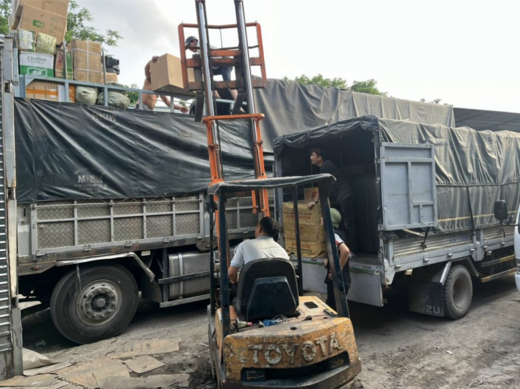 Xe tải 15 tấn vận chuyển hàng hóa từ Vũng Tàu đi Khánh Hòa, giao đúng lịch đến kho khách hàng, hỗ trợ xuống hàng và bàn giao theo yêu cầu. xe-tai-15-tan-giao-hang-dung-lich-den-kho-khach-hang-tai-khanh-hoa