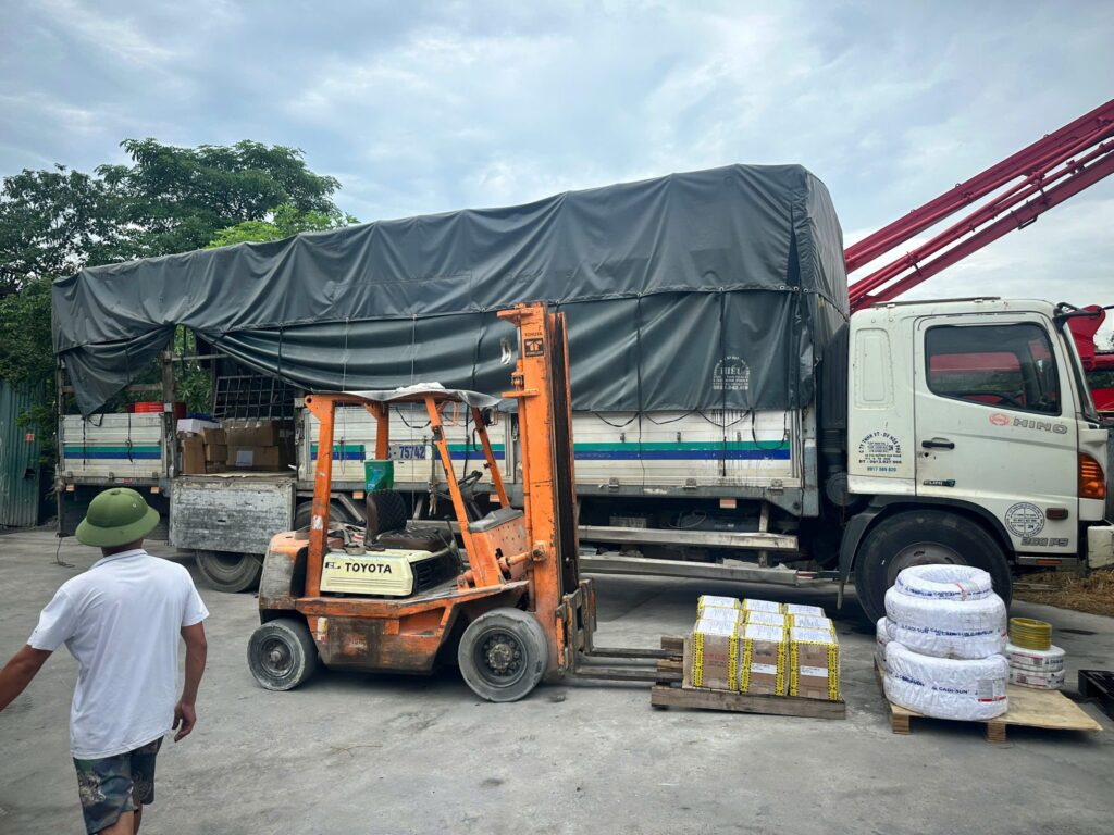 Xe tải 15 tấn vận chuyển hàng hóa từ Vũng Tàu đi Đắk Nông, giao hàng tận kho khách hàng đúng lịch, hỗ trợ xuống hàng và bàn giao theo yêu cầu. xe-tai-15-tan-giao-hang-tan-kho-khach-hang-tai-dak-nong-dung-lich