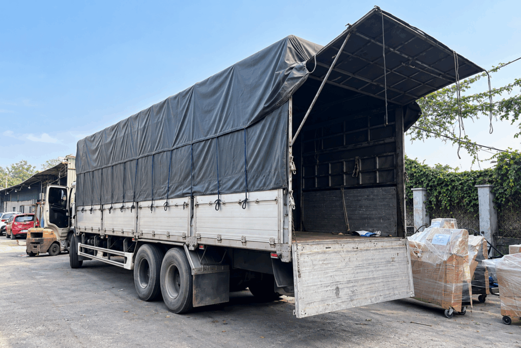 Xe tải 15 tấn mui bạt chuyên chở máy móc, thiết bị công nghiệp, vật tư xây dựng và hàng đóng kiện từ Vũng Tàu đi Đà Nẵng đường dài. xe-tai-15-tan-mui-bat-chuyen-cho-may-moc-thiet-bi-di-da-nang