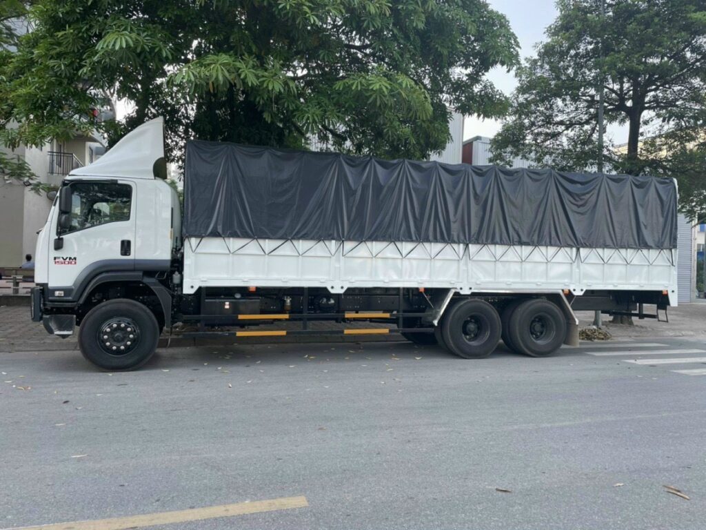 Xe tải 15 tấn mui bạt chuyên vận chuyển hàng hóa từ Vũng Tàu đi Quảng Bình, phù hợp chở máy móc, thiết bị, hàng công nghiệp và hàng đóng kiện. xe-tai-15-tan-mui-bat-chuyen-van-chuyen-hang-hoa-di-quang-binh