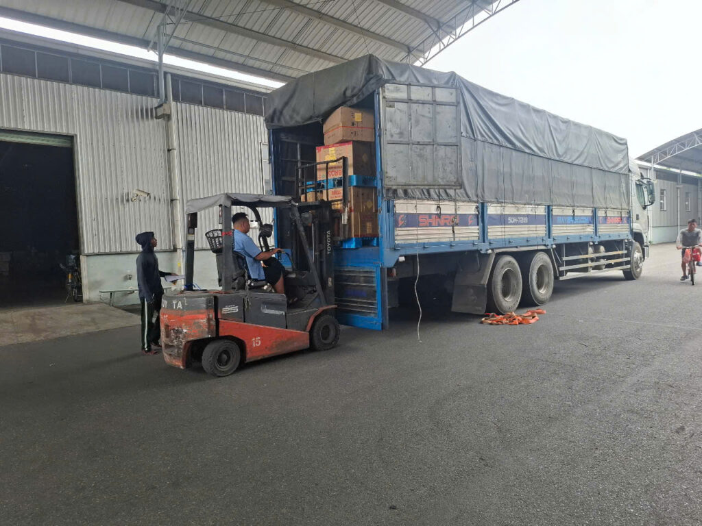 Xe tải 15 tấn nhận hàng tận kho và giao trực tiếp đến Nghệ An, hỗ trợ bốc dỡ, sắp xếp hàng hóa và bàn giao đúng địa chỉ khách hàng. xe-tai-15-tan-nhan-hang-tan-kho-giao-truc-tiep-den-dia-chi-tai-nghe-an