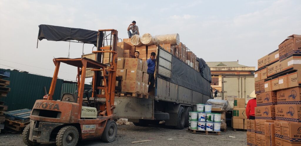 Xe tải 15 tấn đến tận kho Vũng Tàu nhận hàng, kiểm tra và sắp xếp hàng hóa trước khi vận chuyển đường dài đi Đắk Lắk theo lịch. xe-tai-15-tan-nhan-hang-tan-kho-vung-tau-van-chuyen-di-dak-lak
