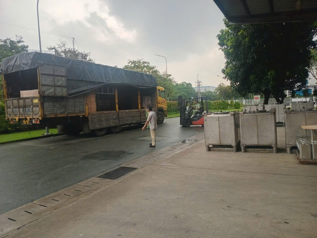 Xe tải 15 tấn đến kho Vũng Tàu nhận hàng, sắp xếp và chằng buộc hàng hóa trước khi vận chuyển đường dài đi Đắk Nông theo lịch. xe-tai-15-tan-nhan-hang-tan-kho-vung-tau-van-chuyen-di-dak-nong