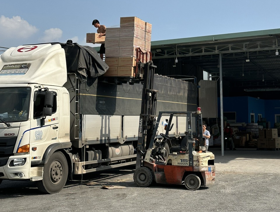 Xe tải 15 tấn đến tận kho Vũng Tàu nhận hàng, sắp xếp và chằng buộc trước khi vận chuyển hàng hóa đường dài đi Gia Lai theo lịch. xe-tai-15-tan-nhan-hang-tan-noi-tai-vung-tau-di-gia-lai