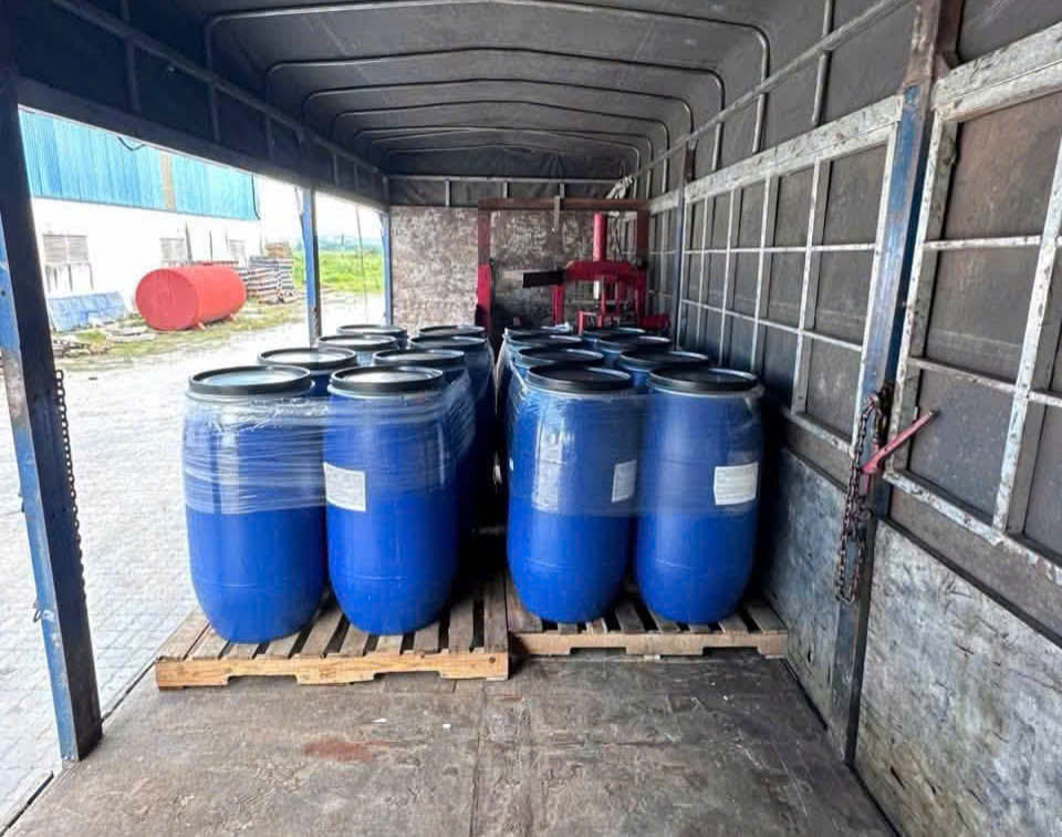 Xe tải 15 tấn vận chuyển hàng hóa chất từ Vũng Tàu đi Ninh Bình, đóng gói đúng quy cách, sắp xếp phù hợp và tuân thủ yêu cầu vận chuyển. xe-tai-15-tan-van-chuyen-hang-hoa-chat-tu-vung-tau-di-ninh-binh