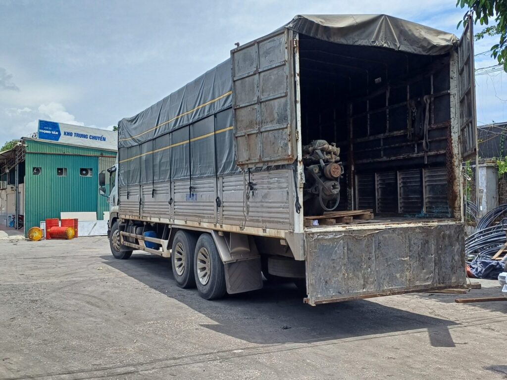 Xe tải 15 tấn chuyên vận chuyển hàng hóa, báo giá được tư vấn rõ ràng theo tuyến đường, loại hàng, điểm nhận giao và các khoản chi phí liên quan. xe-tai-15-tan-van-chuyen-hang-hoa-voi-bao-gia-chi-phi-ro-rang