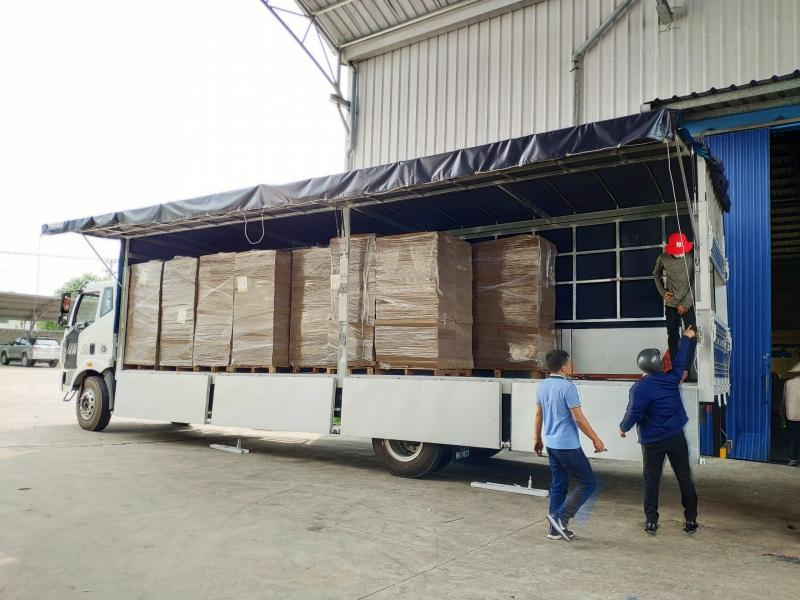Hàng hóa được đóng pallet và cố định cẩn thận trước khi lên xe, giúp thuận tiện cho việc bốc xếp và vận chuyển hang-hoa-duoc-dong-pallet-chac-chan-truoc-khi-van-chuyen