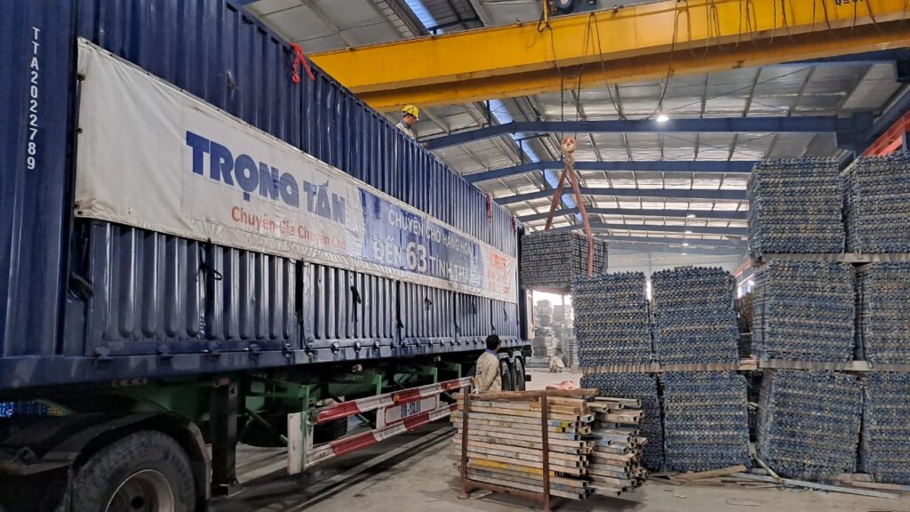 xe-dau-keo-container-cho-may-moc-thiet-bi-va-hang-cong-nghiep-so-luong-lon
