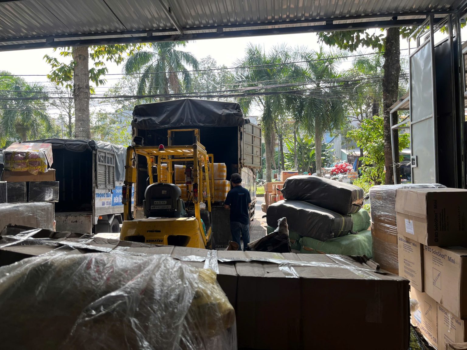 Hàng được kiểm đếm theo từng đơn, xếp hàng nặng đúng vị trí và gom các kiện cùng điểm giao để thuận tiện khi xuống hàng. sap-xep-va-kiem-dem-hang-hoa-truoc-khi-xe-tai-xuat-ben