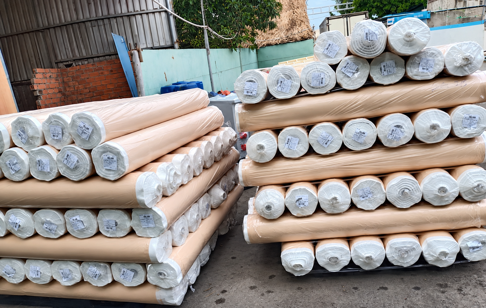 Hàng hóa được bọc màng và gia cố phù hợp trước khi xếp lên xe, giúp hạn chế bụi bẩn, ẩm ướt và va chạm trong quá trình vận chuyển. hang-hoa-duoc-bao-boc-ky-luong-bao-ve-can-than-truoc-khi-van-chuyen-duong-dai