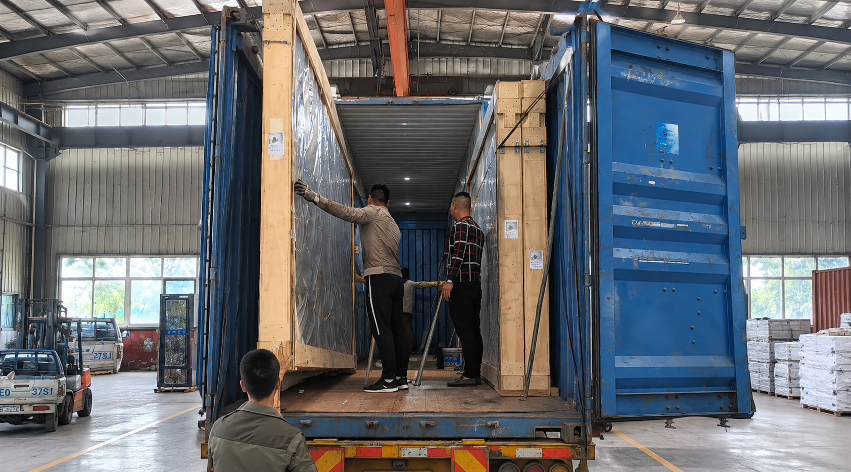 Hàng cao và cồng kềnh được cẩu từ nóc container, kê đỡ đúng vị trí, chằng buộc chắc và phủ bạt trước khi vận chuyển. dong-hang-container-ho-noc-bang-cau-ke-do-va-chang-buoc-chac-chan