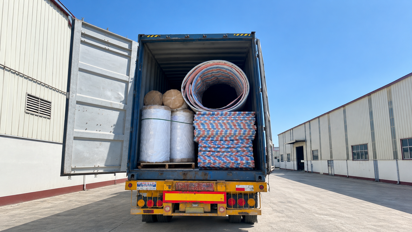 xe-dau-keo-container-cho-vai-cuon-bao-bi-hang-pallet-va-may-moc-cong-nghiep