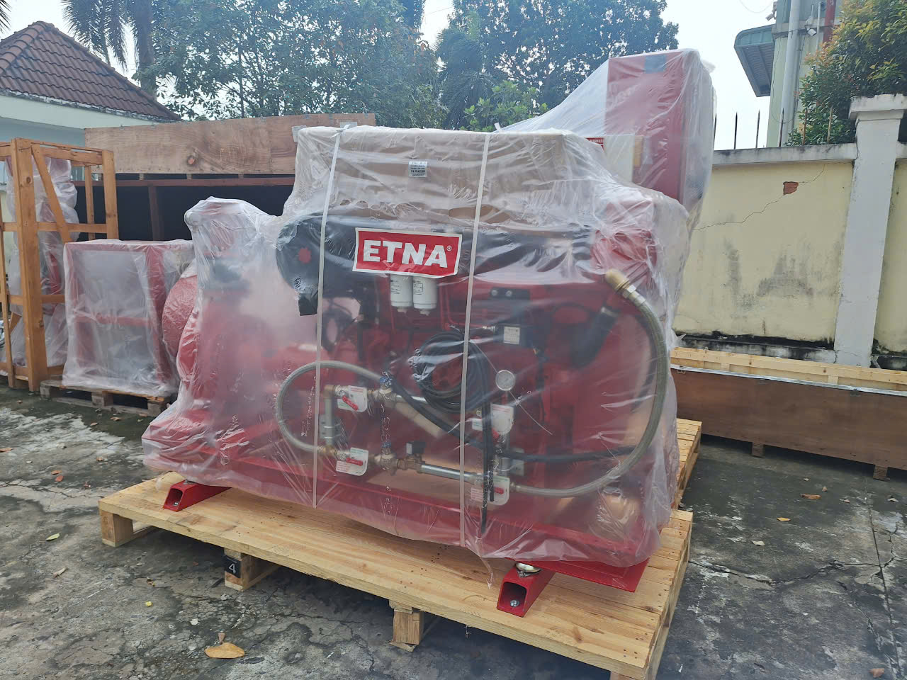 Hàng hóa được đóng kiện, đặt trên pallet và cố định chắc chắn trước khi xếp lên xe, giúp hạn chế xê dịch khi vận chuyển. hang-hoa-duoc-dong-kien-va-dat-tren-pallet-chac-chan-truoc-khi-van-chuyen