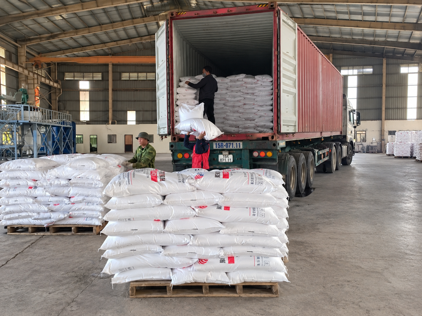 Đầu kéo container nhận chở linh kiện, vật tư, bao kiện và hàng pallet số lượng lớn phục vụ sản xuất công nghiệp. dau-keo-container-cho-nguyen-vat-lieu-cong-nghiep-linh-kien-va-hang-pallet-so-luong-lon