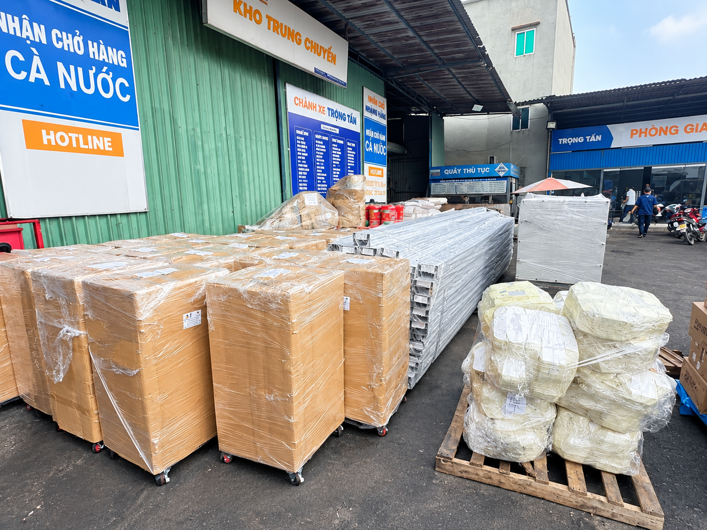 Xe tải 8 tấn nhận vận chuyển nhiều mặt hàng như nguyên vật liệu, máy móc, thiết bị, hàng đóng kiện và hàng cồng kềnh từ Hưng Yên đi Cần Thơ. nhan-cho-nhieu-mat-hang-tu-hung-yen-di-can-tho