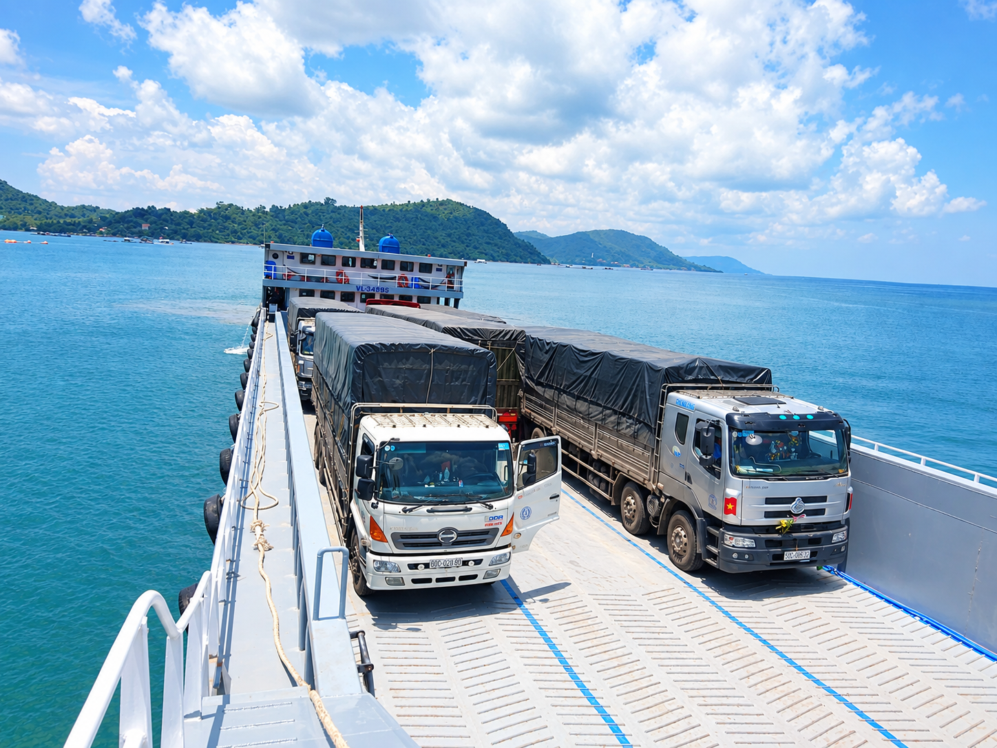 Hàng hóa được xe tải đưa lên phà tại Hà Tiên để vận chuyển ra Phú Quốc, sau đó tiếp tục giao đến địa chỉ khách hàng yêu cầu. xe-tai-van-chuyen-hang-qua-pha-ra-dao-phu-quoc