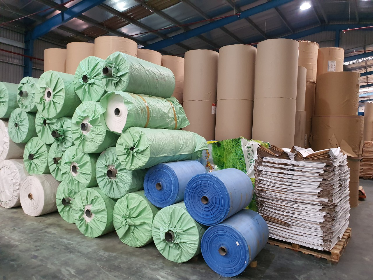 Nhận vận chuyển vải cotton, kaki, polyester, vải thành phẩm đóng cuộn và phụ liệu may mặc bằng container, giao hàng theo lô từ kho đến nhà máy. van-chuyen-vai-cuon-vai-nguyen-lieu-va-phu-lieu-may-mac-bang-xe-dau-keo-container