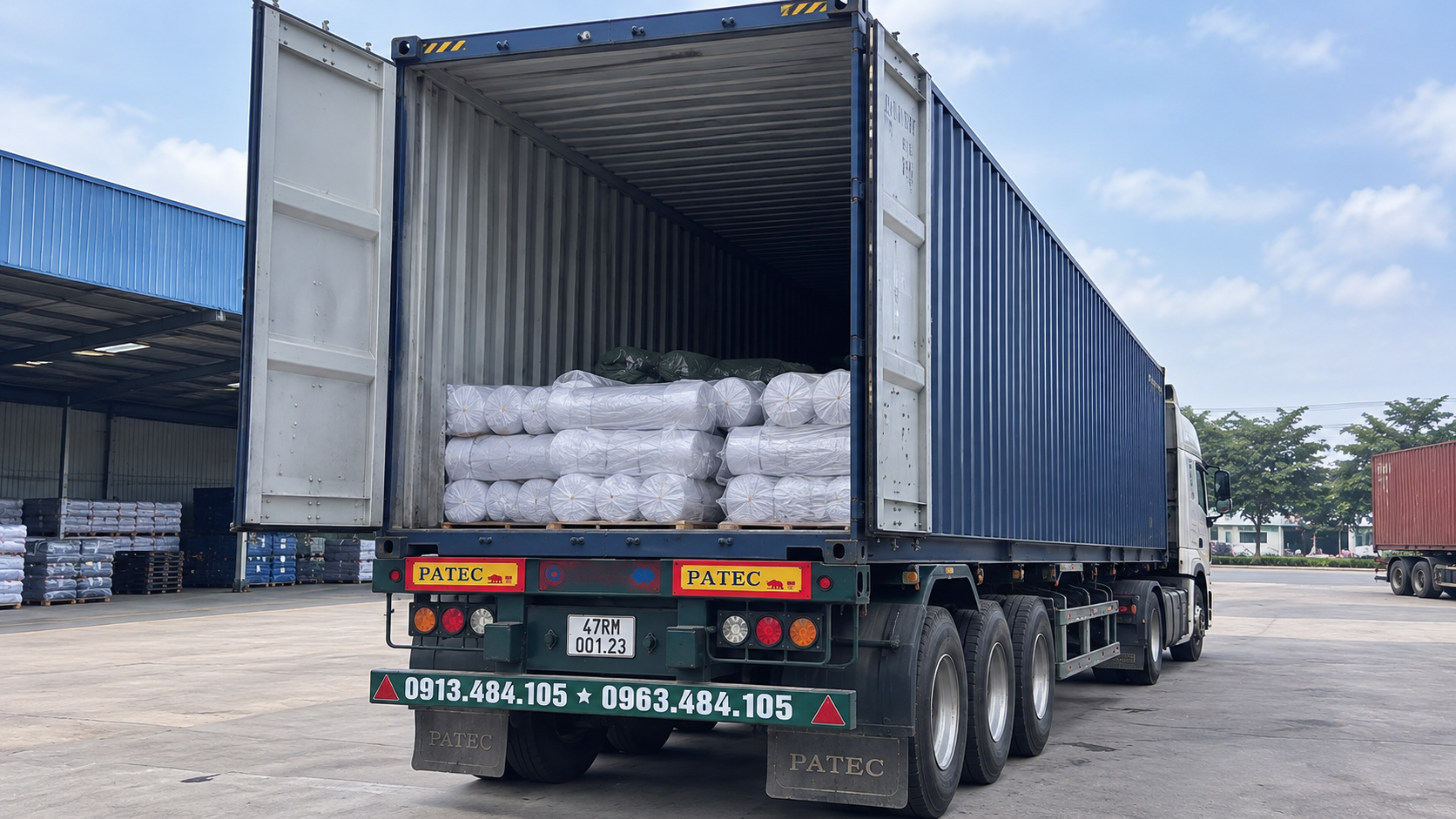Container được kiểm tra kỹ phần sàn và vách trước khi đóng vải, hạn chế dầu, nước, bụi và tạp chất tiếp xúc với hàng. kiem-tra-san-va-vach-container-truoc-khi-xep-vai-cuon