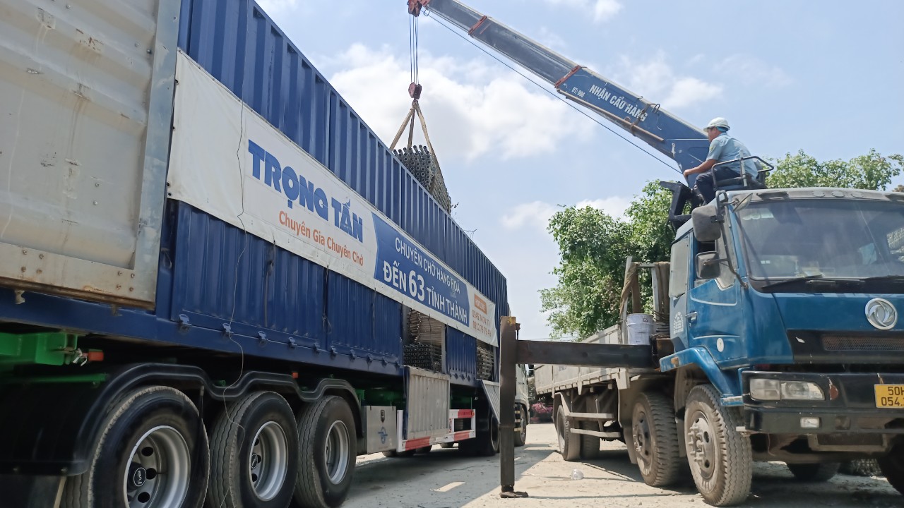 Dịch vụ cho thuê xe container mở nóc Open Top chuyên vận chuyển máy móc công nghiệp, thiết bị cồng kềnh và kiện hàng dài, thuận tiện cẩu hàng từ phía trên, sử dụng bạt phủ che chắn khi di chuyển. Cho-thue-xe-container-mo-noc-cho-hang-Tay-Ninh-di-Hai-Phong