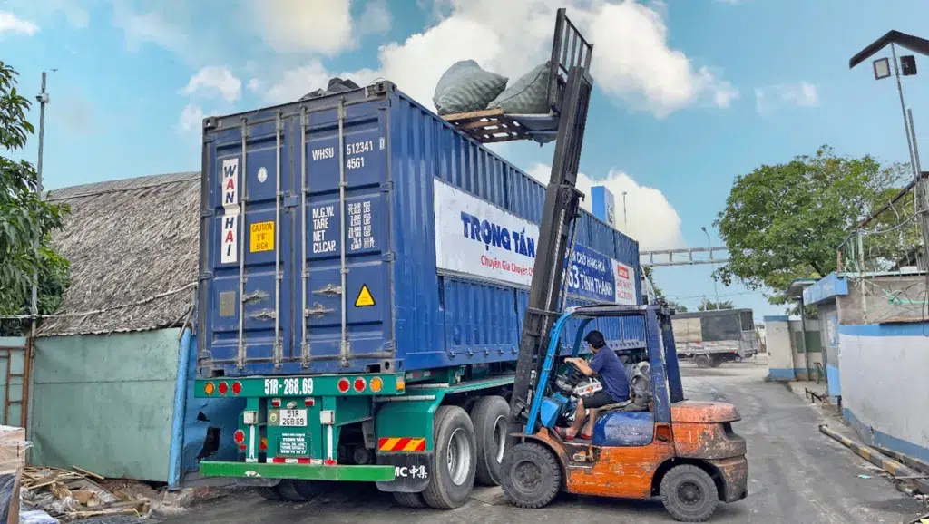 Dịch vụ cho thuê xe container mở nóc chở hàng máy móc thiết bị công nghiệp nặng cẩu trực tiếp từ trên xuống đảm bảo an toàn tuyệt đối trong suốt quá trình vận chuyển Cho-thue-xe-container-mo-noc-cau-hang-cong-nghiep-cong-kenh-an-toan