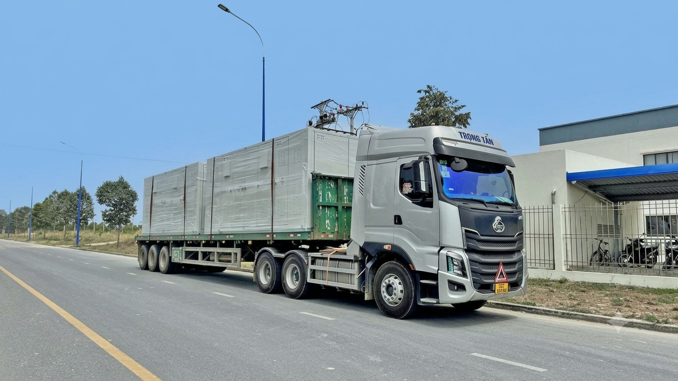 Hình ảnh xe đầu kéo vận chuyển hàng hóa và giao tận nơi theo yêu cầu, hỗ trợ doanh nghiệp đưa hàng đến kho, nhà máy, công trình và địa chỉ nhận hàng thuận tiện. xe-dau-keo-cho-hang-giao-tan-noi-theo-yeu-cau-cua-khach-hang