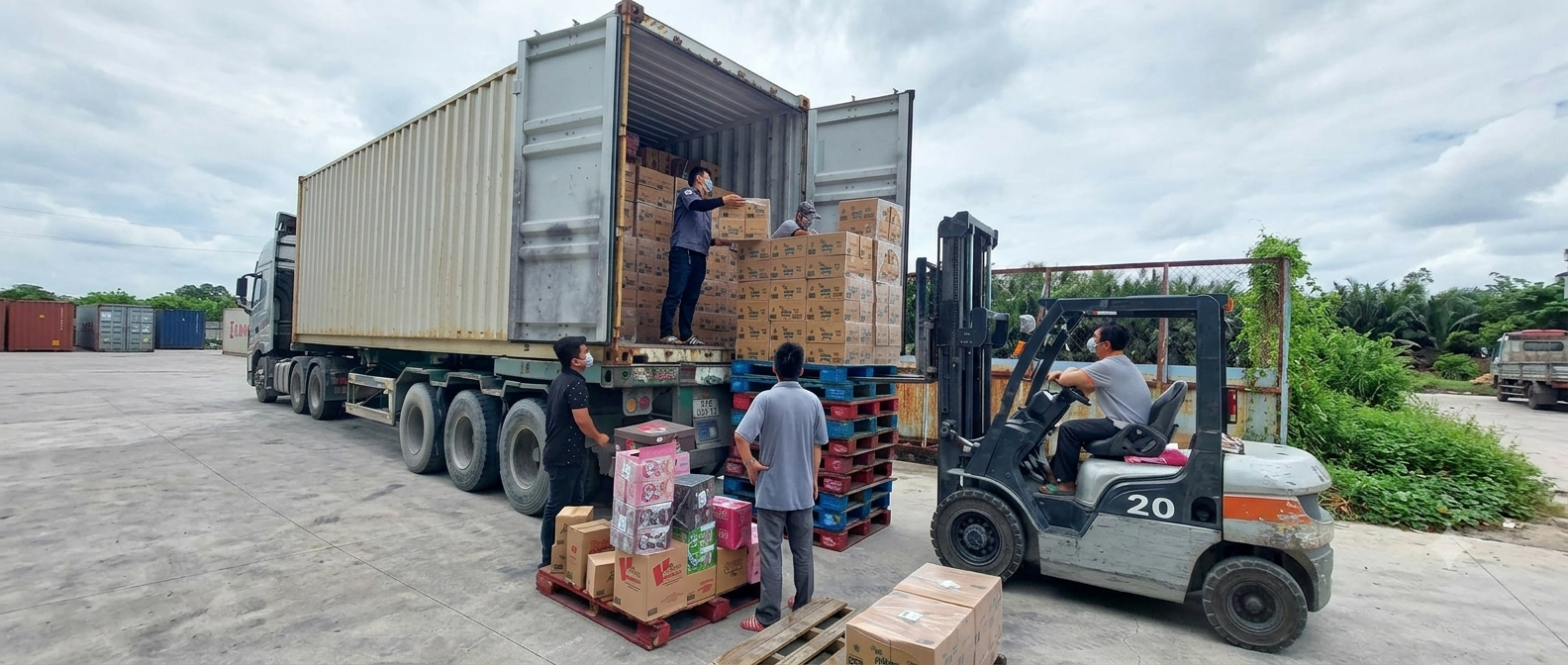 Container kín phù hợp vận chuyển linh kiện, phụ tùng, bao bì, hàng thành phẩm và nhiều loại hàng công nghiệp từ Hưng Yên đến Bà Rịa – Vũng Tàu. cac-loai-hang-phu-hop-van-chuyen-bang-container-kin-tu-hung-yen-di-ba-ria-vung-tau