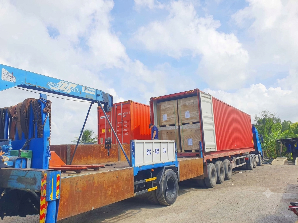 Cước thuê xe container phụ thuộc vào loại hàng, trọng lượng, kích thước, quãng đường và địa điểm giao nhận, cùng yêu cầu bốc xếp thực tế. cac-yeu-to-anh-huong-den-gia-thue-xe-dau-keo-container-van-chuyen-hang