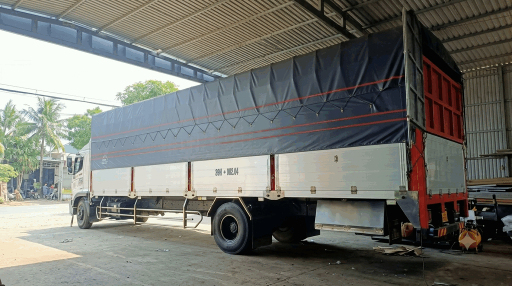 Xe tải 8 tấn thùng dài phù hợp vận chuyển máy móc, linh kiện, vật tư sản xuất và hàng hóa cồng kềnh, tùy theo kích thước, tải trọng và phương án xếp hàng. xe-tai-8-tan-thung-dai-cho-hang-cong-kenh-va-hang-cong-nghiep